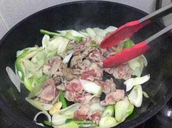 step3: 再加入豚肉, 建議可以用夾, 較容易炒散豚肉, 快炒至兩邊轉色