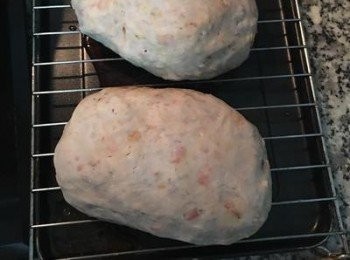 step5: 烤箱預熱到220度。 芋泥分2份，壓緊後塑型成與鴨肉同大小，直接蓋在鴨肉上(鴨皮朝下），表面要壓平滑。放回網架上，放入烤箱偏上層的那格烤20分鐘，最後10分鐘關下火只用上火將芋泥烤成金黃色即可。