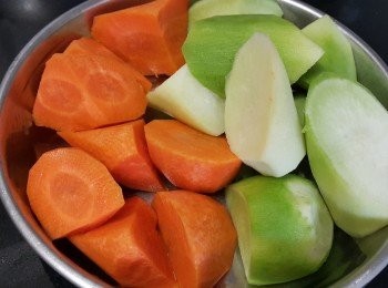 step1: 青紅蘿蔔，去皮後切件