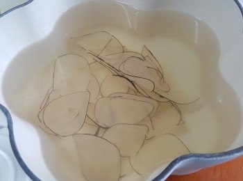 step4: 海底椰洗淨，放入煲內，隔去海底椰，只留下水份。