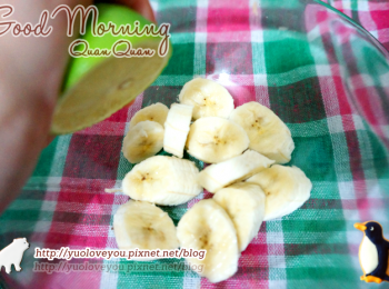 step2: 香蕉切片，撒上砂糖，在擠入檸檬汁，沒錯就是現擠！

（這裡準備好就可以先把土司放入烤土司機裡）