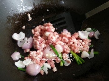 step2: 燒紅鑊 , 爆香乾蔥頭及蔥段 , 加入豬肉碎 , 贊少許酒炒至轉色