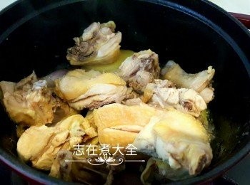 step4: 加入雞件中火炒香至雞皮微焦，約5分鐘