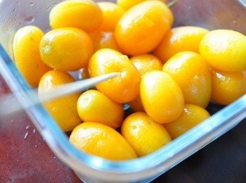 step1: 先將金桔洗淨後滾水川燙2分鐘取出，以竹籤刺小小洞，這樣滾煮糖漿時才會更快入味