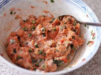 step2: 將所有材料及紅咖哩醬與魚肉拌勻，用筷子向同一方向攪拌至起膠。然後醃30分鐘