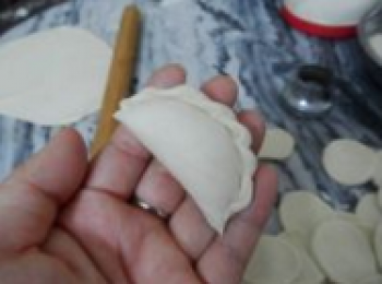 step5: 然後捏出花紋。