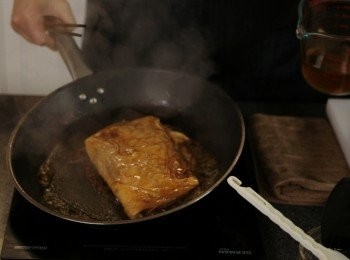 step5: 用油起鑊中慢火煎至兩面金黃後, 最後用豉油,糖封住皮面上色便可關火，切成鵝件狀即成