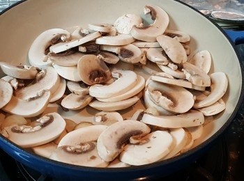 step4: 中小火燒熱鑄鐵鍋，加入磨菇拌勻後，蓋上蓋子煮1分鐘。