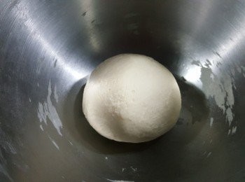 step5: 當粉糰搓至光滑軟身後,將粉糰放入盤裡,用濕布蓋起,待粉糰靜止30分鐘
