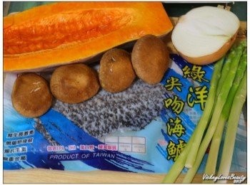 step1: 洋蔥1/2~1顆洗淨切成細絲，蘆筍洗淨切成段，紅蔥頊洗淨切成蔥末狀，無鹽奶油適量，香菇４朵洗淨後切成塊狀