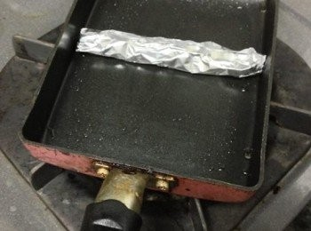 step1: 先將鍚紙卷至一條圓條狀，闊度要與煎鑊闊度相同。