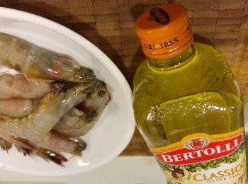 step1: 先將蝦剪腳和尖頂,再用鉸剪由第二節剪開到尾二第二節。糖和生抽混合攪勻備用