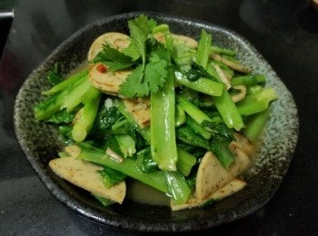 step5: 做法 :

將黑椒扎肉用慢火煎香備用 , 再爆香蒜頭 , 乾蔥 , 黑椒碎爆炒芥菜苗 , 加半碗水 , 雞粉 , 糖焗煮約 1 分鐘 , 將扎肉回鑊輕炒 , 加少少麻油 , 生粉水埋芡 , 完成 .