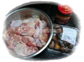 step1: 將雞洗淨，切件，印乾水分，伴入醃料醃約20分鐘。