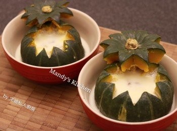 step6: 將桃膠糖水倒入碗內,剩下的糖水可倒入碗邊裝飾和食用，之後在放入蒸爐蒸五分鐘即成