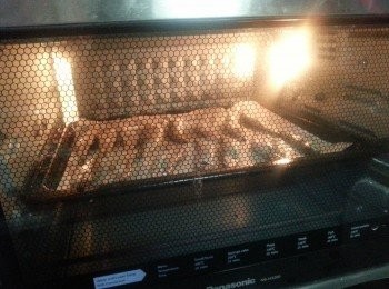 step6: 焗爐預熱230度5-8分鐘,將<a href="https://cook1cook.com/shop/item/741?utm_source=cook1cook&utm_medium=recipeingredients&utm_campaign=o" target="_blank" data-keyword="多春魚" class="guide-link"><strong>多春魚</strong></a> <span style="display:inline-block;vertical-align:middle;margin-top:-3px;color:initial;border-radius:3px;padding:2px 3px;font-size:12px;line-height:14px;background:#87d300;color:#fff;">即買</span> 入爐後轉220度上下火,焗16-20分鐘將魚焗至金黃,如果想更香脆,時間方面可以焗耐少少...(時間因應每個爐溫而定,亦可以用光波爐,只是光波爐焗一半時間後要反轉<a href="https://cook1cook.com/shop/item/741?utm_source=cook1cook&utm_medium=recipeingredients&utm_campaign=o" target="_blank" data-keyword="多春魚" class="guide-link"><strong>多春魚</strong></a> <span style="display:inline-block;vertical-align:middle;margin-top:-3px;color:initial;border-radius:3px;padding:2px 3px;font-size:12px;line-height:14px;background:#87d300;color:#fff;">即買</span> 再焗)