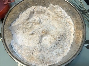 step1: 木薯粉、粘米粉過篩，加入黃糖丶椰漿拌勻。然後加入溫水攪拌(剛剛好1000ml)，再過篩2次，面糊會比較幼細。