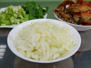 step1: 步驟1：
老薑洗淨切片，青蒜洗淨切段，洋蔥去皮洗淨切塊，蟹殼洗淨晾乾備用。