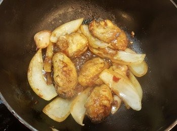 step4: 中火下油，下洋蔥，乾蔥，蒜頭炒香。再放入脆蠔加入調味炒勻