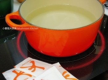 step4: 6) 白醋加入鍋子煮滾後, 加入少許魚露或花雕酒, 及大量糖
一支白醋473毫升 , 約加入70g 糖 (平常快餐店的外賣包裝糖約7g, 我用了10包，糖可以再多一點，因為白醋很嗆喉的)
醋的份量視乎有多少樽<span class="group_1">食材</span>，如此類推
7) 糖溶了和白醋完全混合後, 放涼一會兒