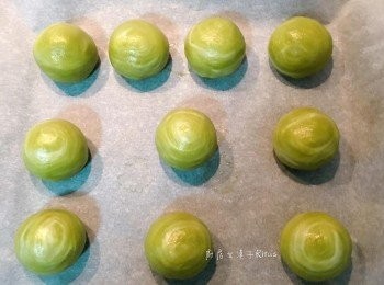 step16: 烤箱預熱到170-180度,將整型好的蛋黃酥排入鋪了烘焙紙的烤盤上,入烤箱以170-180度烤10分鐘後取出轉頭,再續烤15分鐘即可.