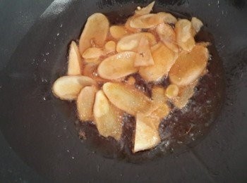 step1: 起麻油鍋薑片放入爆香