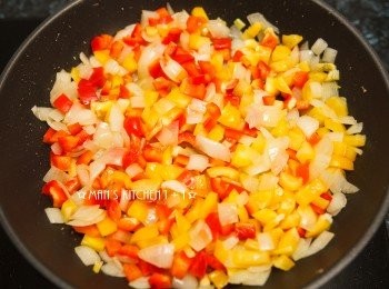 step2: 加入甜椒一起拌炒。