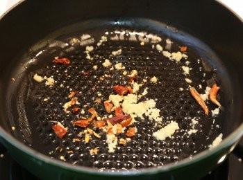 step2: (2) 熱鍋下油先爆香蒜蓉再下乾辣椒