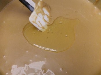 step3: 粉漿需過篩確定沒有粉粒,之後加油再攪混,可再過篩一次。