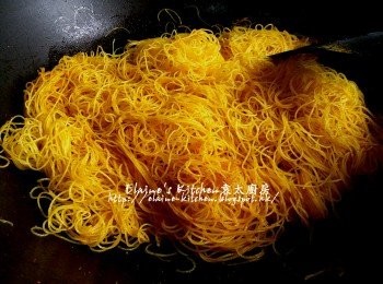 step7: 燒紅鑊 , 將咖哩粉及黃薑粉爆香 , 再加入米粉炒至上色拌勻 , 盛起備用