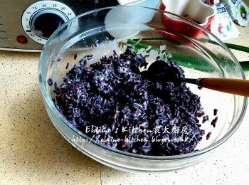 step8: 見黑糯米差不多吸收椰汁的味道後 , 再放入碟內