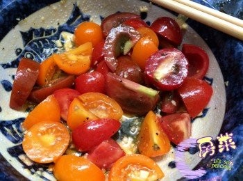 step4: 蕃茄隨意切半或粒, 加入已預備好既彩椒絲, 用橄欖油, 檸檬汁, 黑椒, 鹽調味