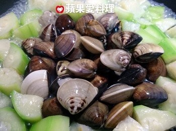step5: 下蛤蜊：絲瓜變軟（代表煮熟了）時，放入吐完沙的蛤蜊，蓋上鍋蓋燜煮。