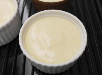 step14: 均勻的倒入烤杯中~約8分滿!!再用手沿著烤杯邊緣繞一圈~~