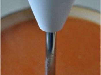 step3: (9) 再攪拌器將湯打成濃湯

(10) 然後用篩將湯隔一次，這是很重要的步驟呢，湯夠不夠順滑就靠這一步了

(11) 最後加入paprika、cayenne pepper和牛奶，再略煮一下盡量不要煮至大滾

(12) 加鹽和胡椒調味，一鍋香噴噴的蕃茄奶油湯就完成了, 上菜時加一點蟹肉點