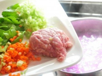 step5: 接著倒入絞肉、紅蘿蔔及芹菜末於鍋中