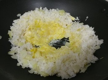 step5: 至7成蛋漿開始凝固便要轉為大火快手翻炒， 使蛋花平均分佈在飯內