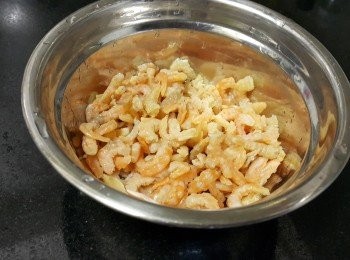 step2: 蝦米，清洗後隔乾水份，用蒜頭爆香備用