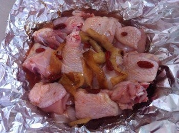 step1: 將雞腿洗淨剁塊，瀝乾水分待用。
將所有<span class="group_1">食材</span>加入雞塊，醃製1小時。