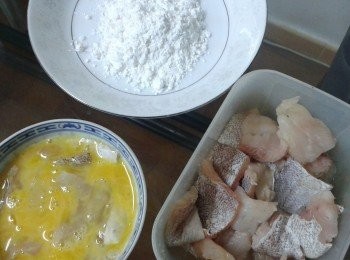 step2: 魚柳洗淨切件，用廚紙抹乾水份，用少許胡椒粉及鹽醃30分鐘。將魚塊沾上蛋汁，再沾上太白粉/玉米粉
