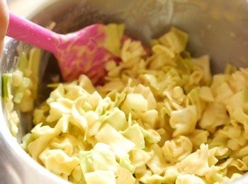 step4: 把青椰菜和洋蔥加入至步驟 3 中，拌勻成粉漿。