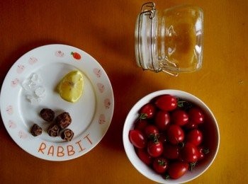 step1: 水煮開，下小番茄煮一會，開裂后撈出剝皮；小鍋裡重新放入清水500ml，白糖和話梅，煮到有話梅香味出來後熄火放涼。