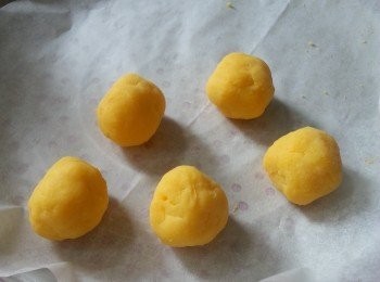 step5: 用時從雪櫃取出，搓滑,如不加蛋黃搓成30g一個,加蛋黃搓22-25g一個