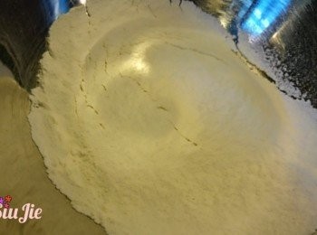 step2: 量好粉類，篩進Mixing Bowl 。