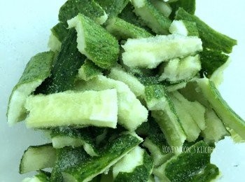 step2: 青瓜塊加入鹽醃10分鐘左右會稍軟身出水，這時隔走水分。