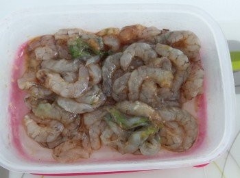step4: 蝦去殼及蝦腸,如太大隻可切半,以少許胡椒粉調味。