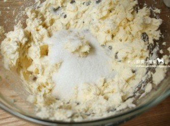 step2: 奶油乳酪以電動攪拌器低速攪打成乳霜狀，分兩次倒入細砂糖攪勻。