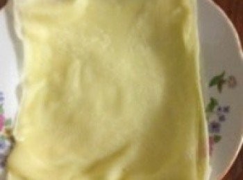 step4: 將不沾平底鍋燒熱，轉小火，不放油，將一勺（盛湯用的勺子即可）麵糊倒入鍋中，迅速 ​​轉勻，一面煎好以後翻面。以後將所有麵糊做成薄麵餅，大約可做8個。