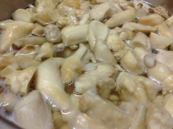 step1: 杏鲍菇切適當的大小川燙
