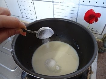 step3: 鮮奶加60克 Equal® Sugar Blend多用途健康糖慢火煮滾（糖的分量可按自己口味調較）, 滾起之後關火